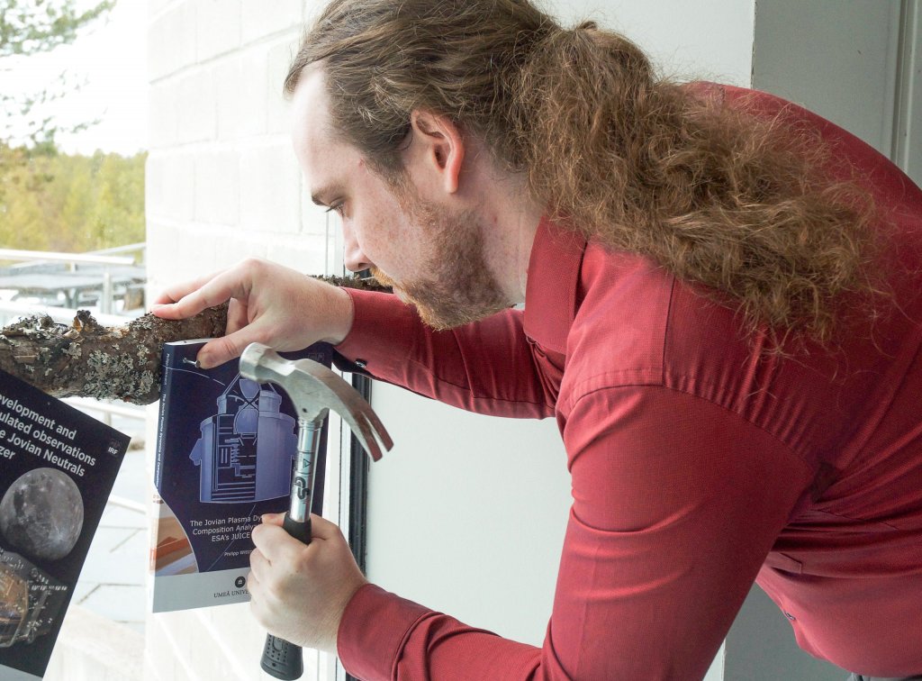 Philipp Witmann nailing PhD thesis