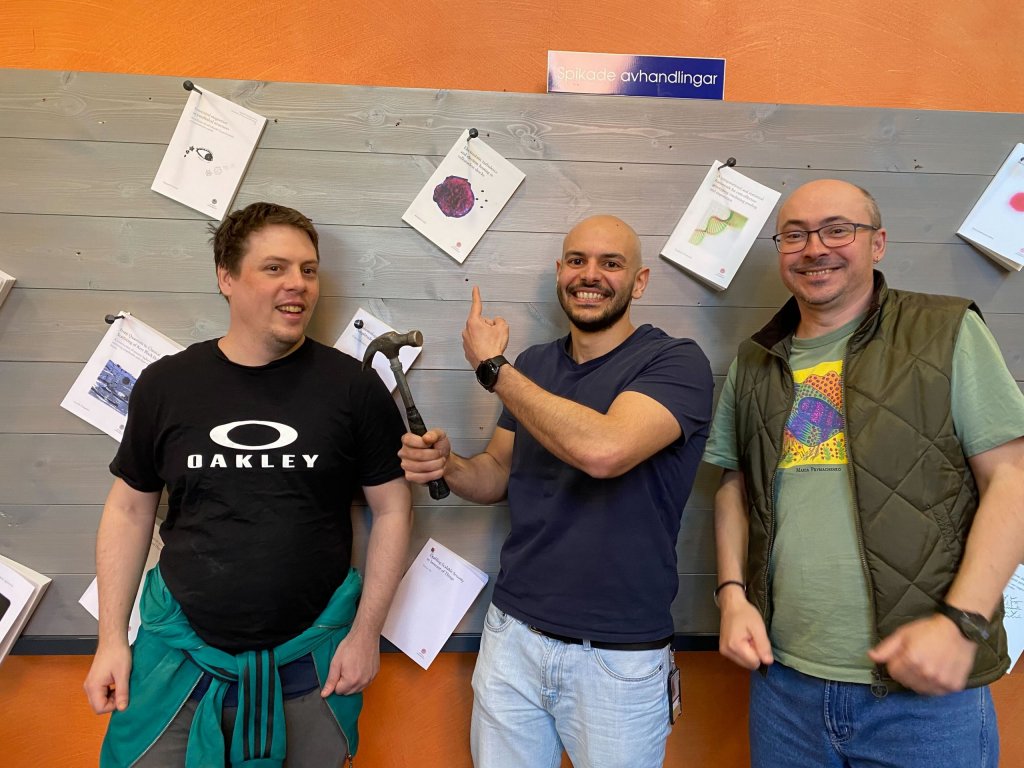 Ahmad Lalti spikat sin avhandling. Här med sina handledare Dr. Daniel B. Graham och Prof. Yuri Khotyaintsev.