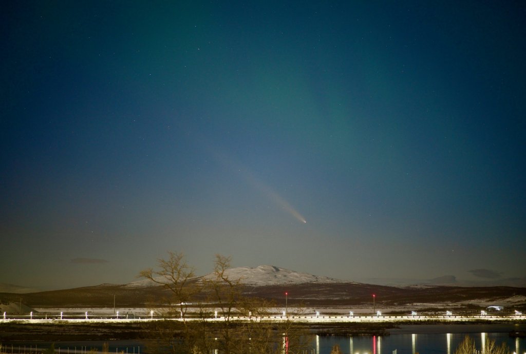 Kometen C/2023 A3 (Tsuchinshan-ATLAS) och norrsken över Ädnamvaara 15 oktober 2024