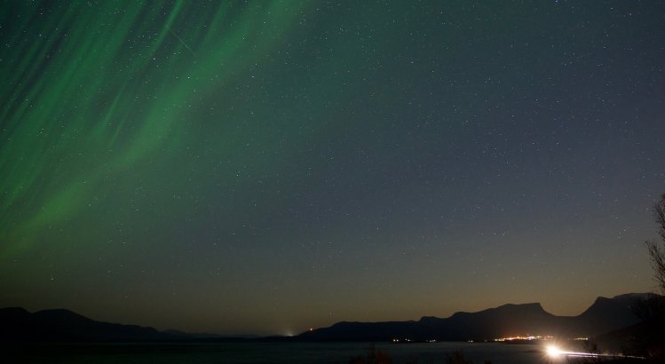 Norrsken över Torneträsk och Abisko.