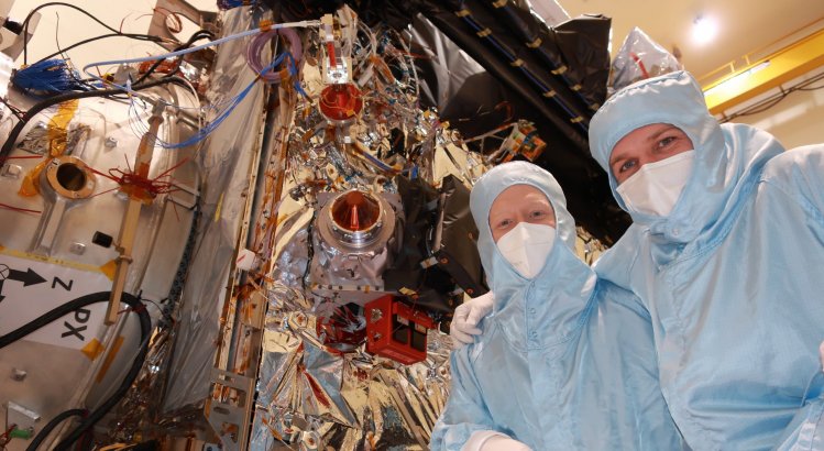 Jupiter-sensorn JDC på rymdfarkosten i mars 2022. Rikard Ottemark och Máté Kérenyi på plats hos Airbus. Foto: Airbus