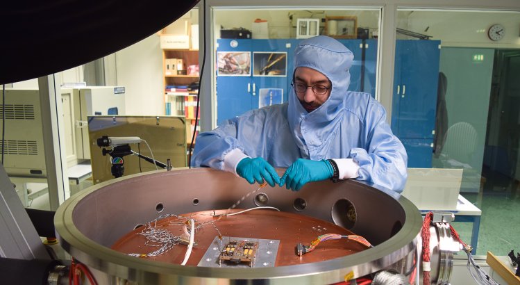 Test in the thermal vacuum chamber.